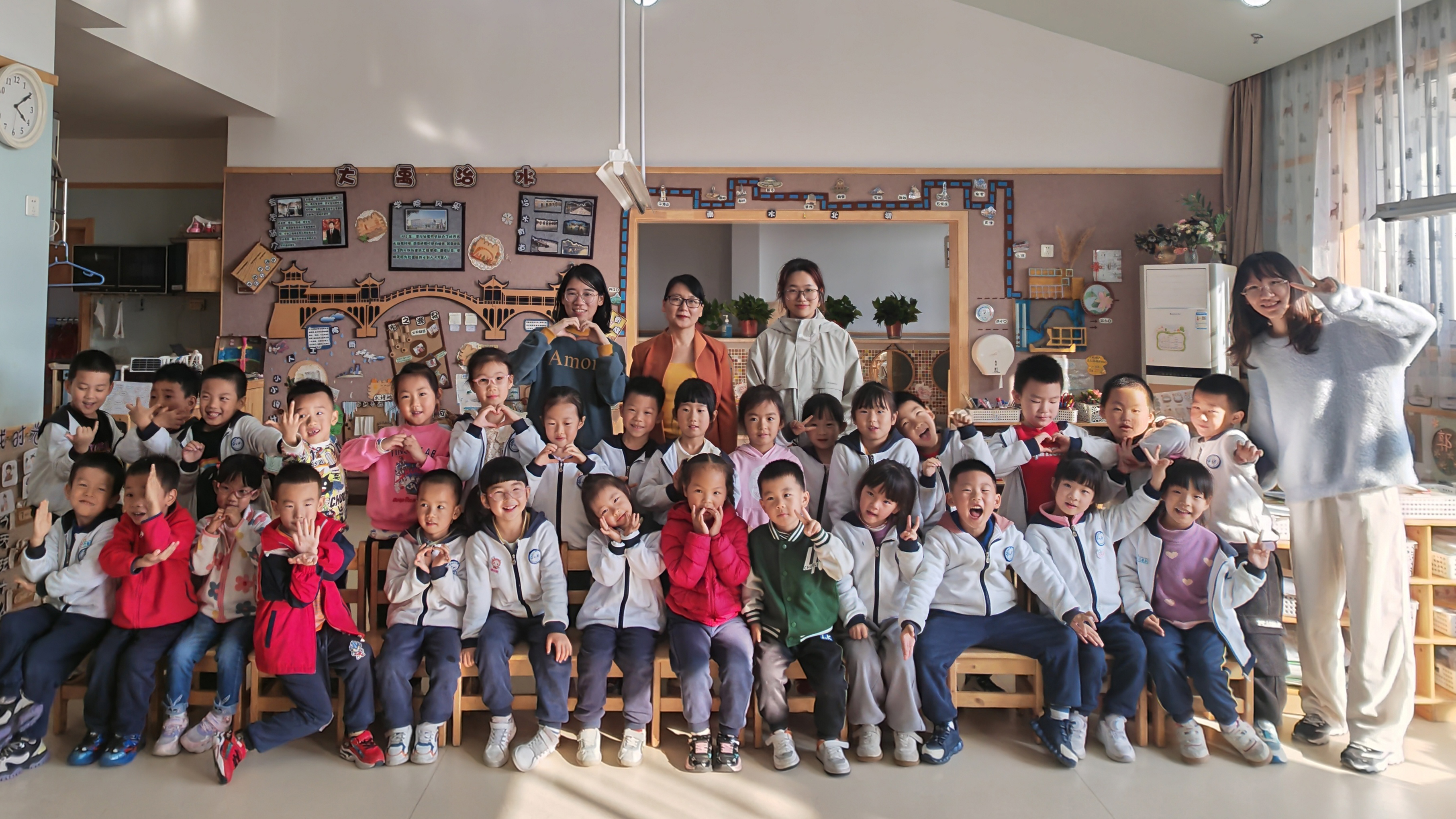 团队成员与幼儿园师生合照.jpg