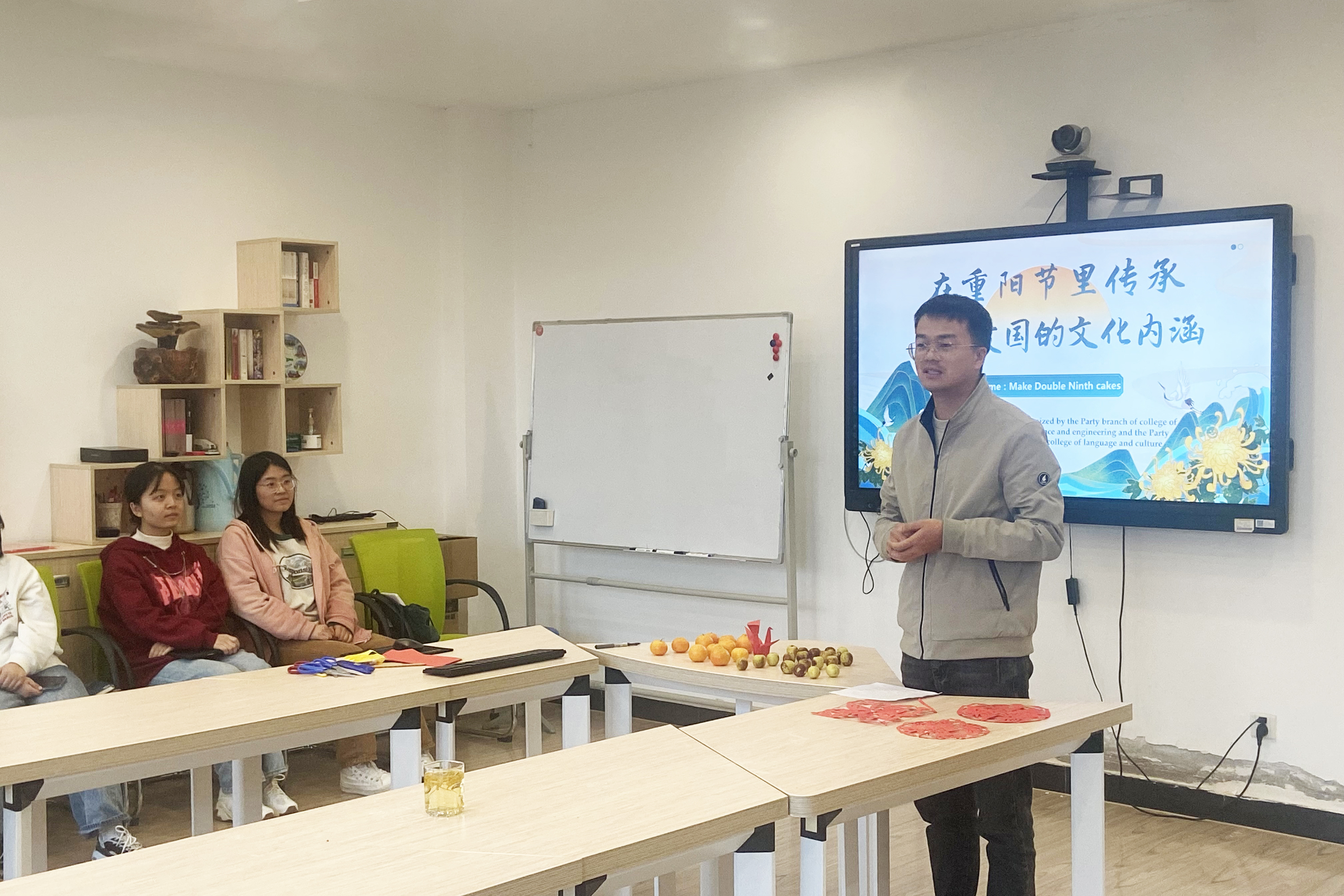 语言的老师讲话.JPG