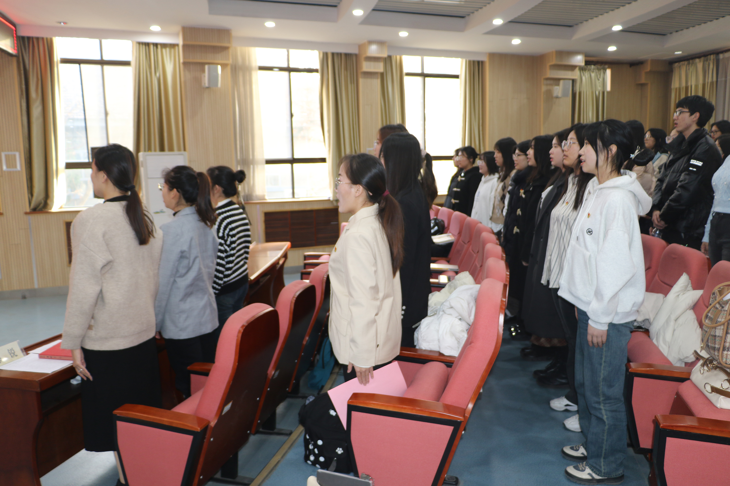 参会人员唱国歌.JPG