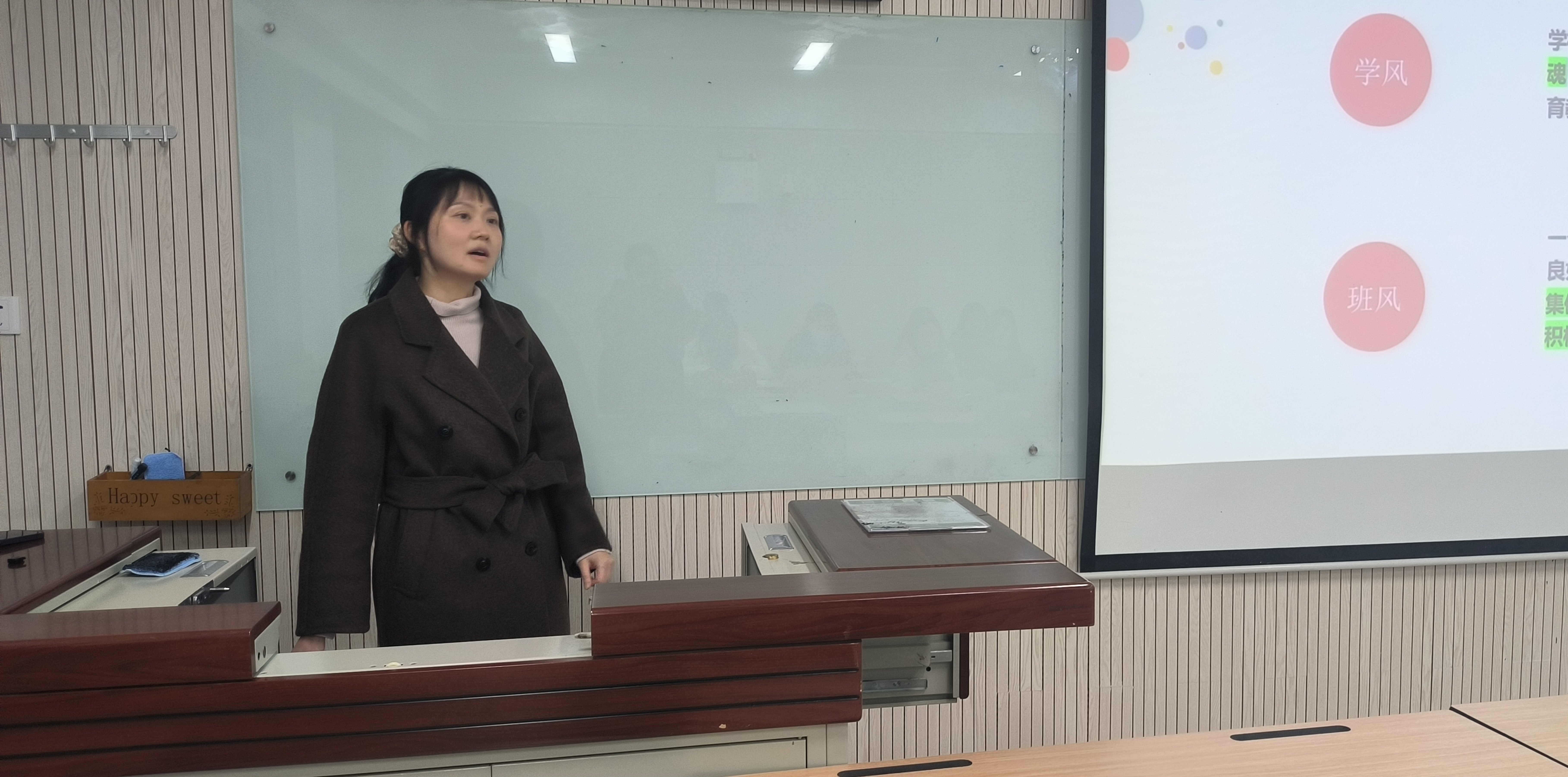 “以互助之举，促班级发展”——英语2201班成功召开学风建设月主题班会.jpg