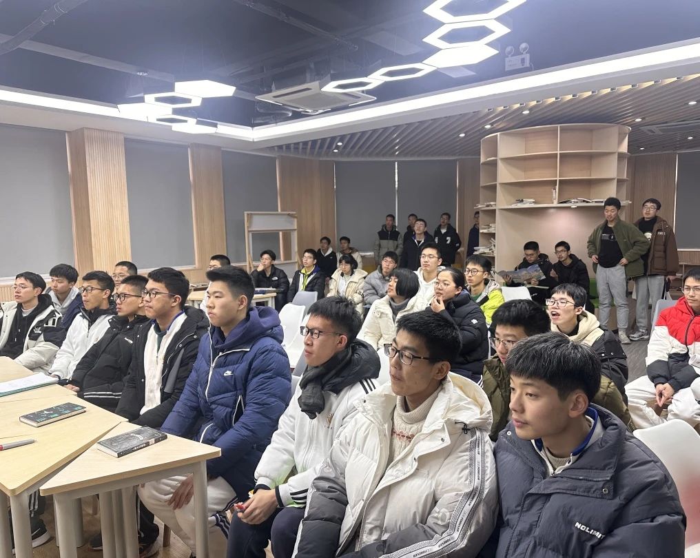 宣讲会的观众.jpg