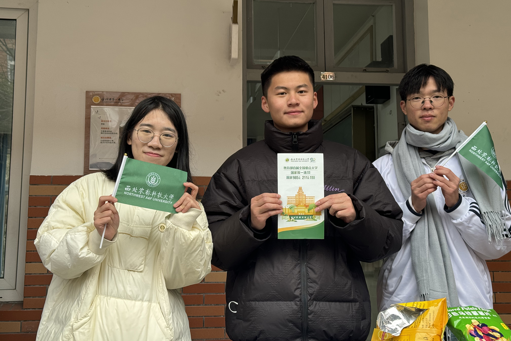 团队成员和高三同学合影.jpg