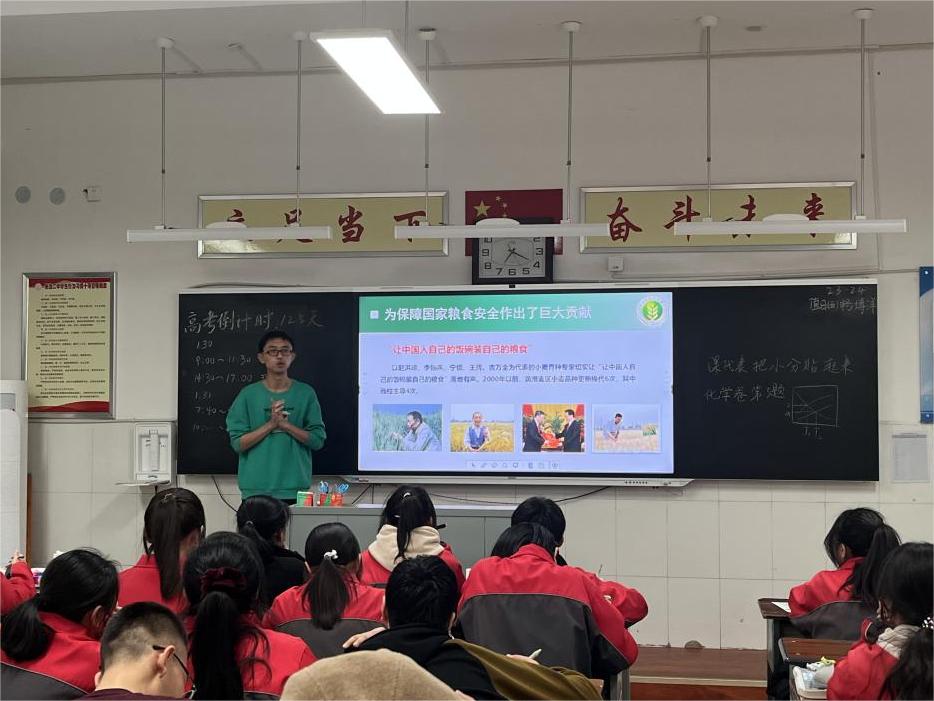 团队成员在教室进行宣讲.jpg