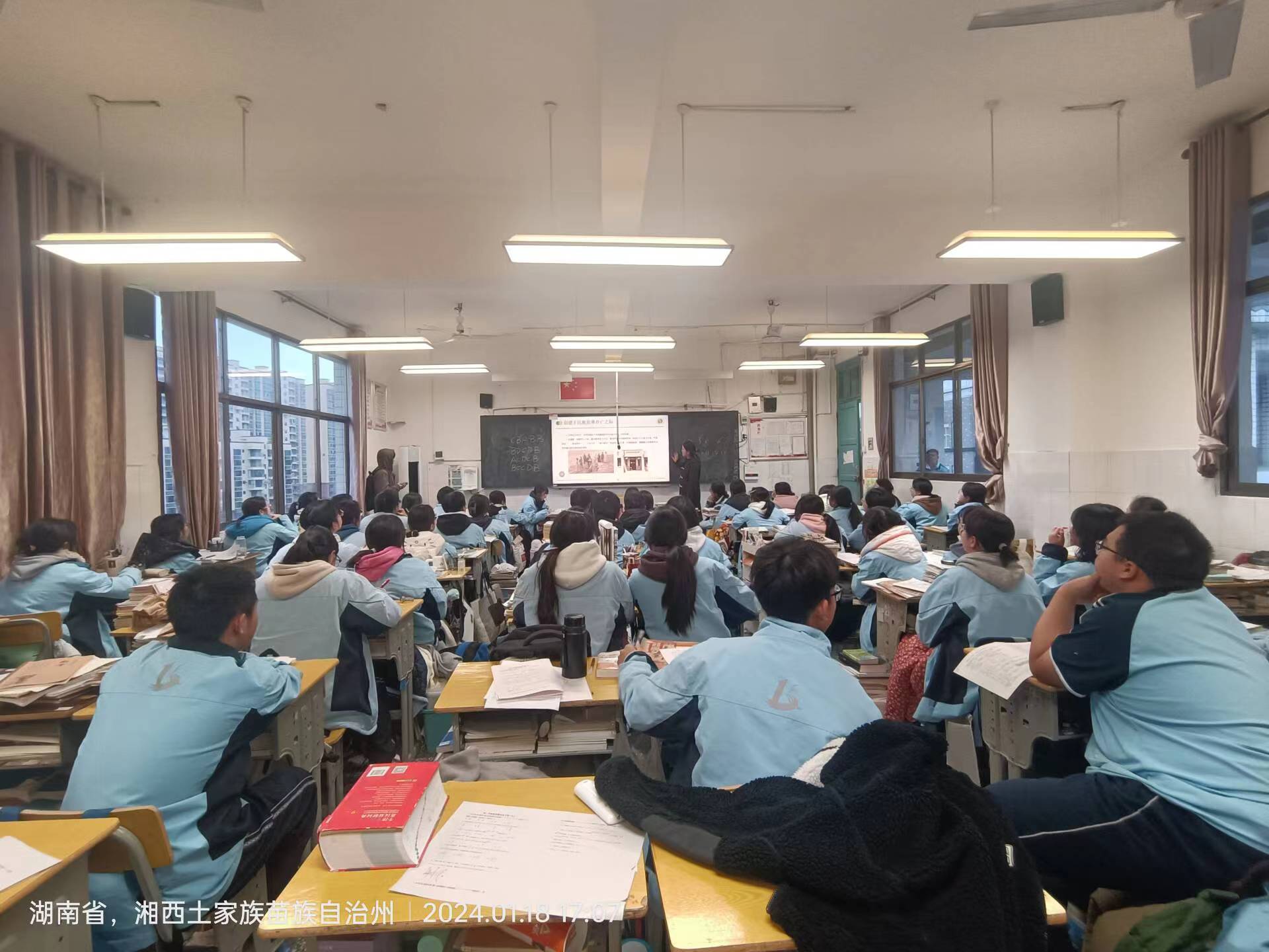 西农学子回访母校2.jpg