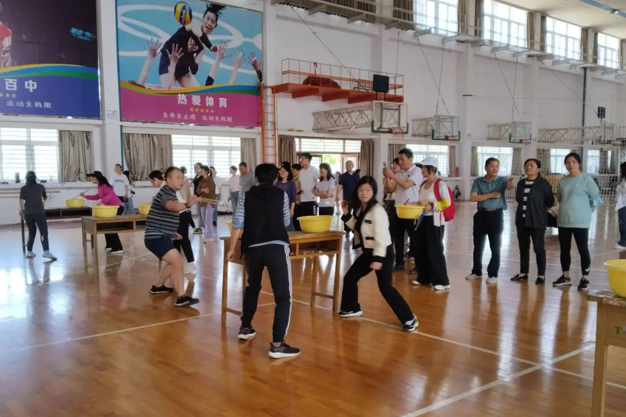 混合教工组筷子夹乒乓球接力第一名.jpg
