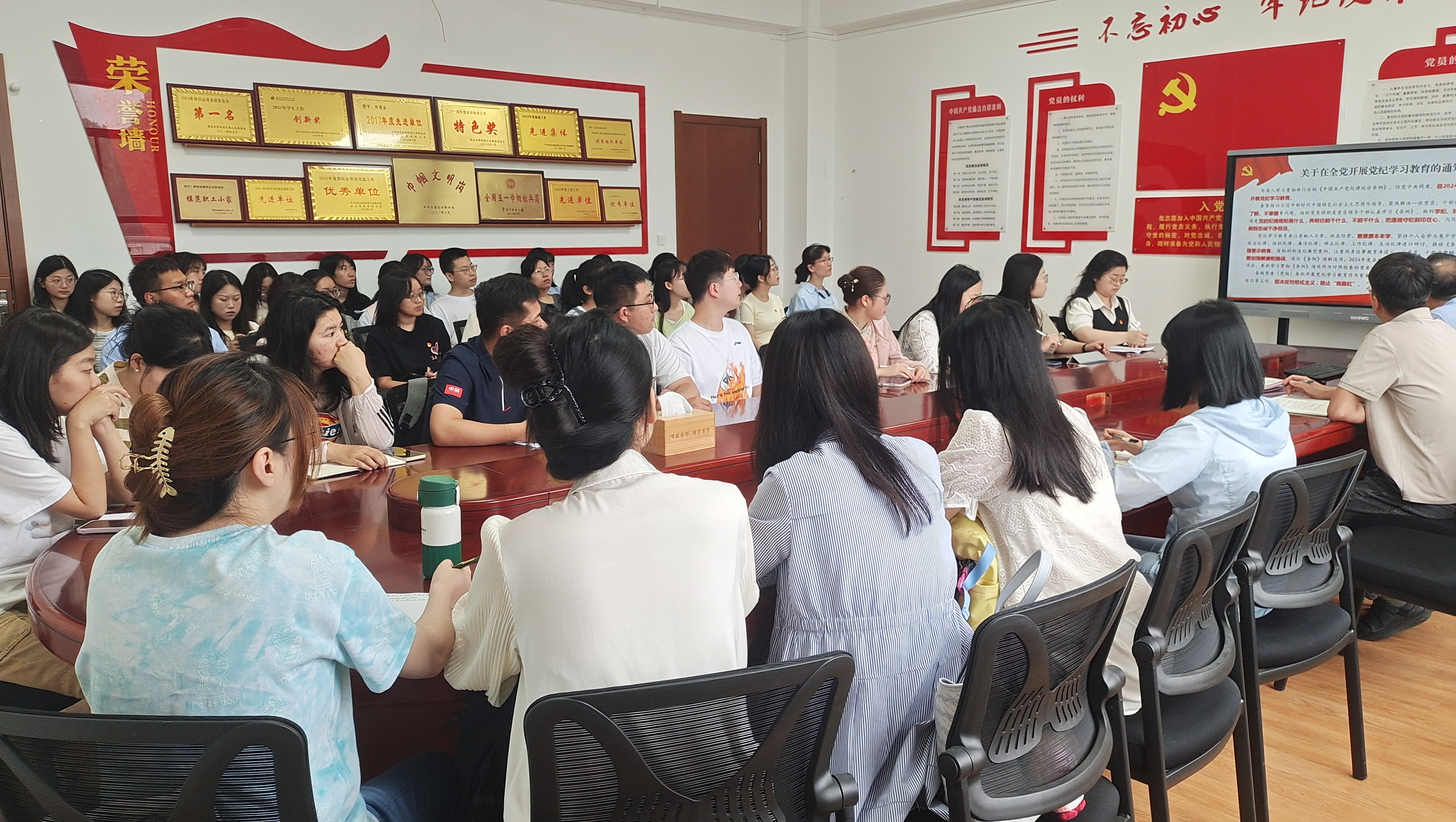 党委书记李万强讲授纪律党课.jpg