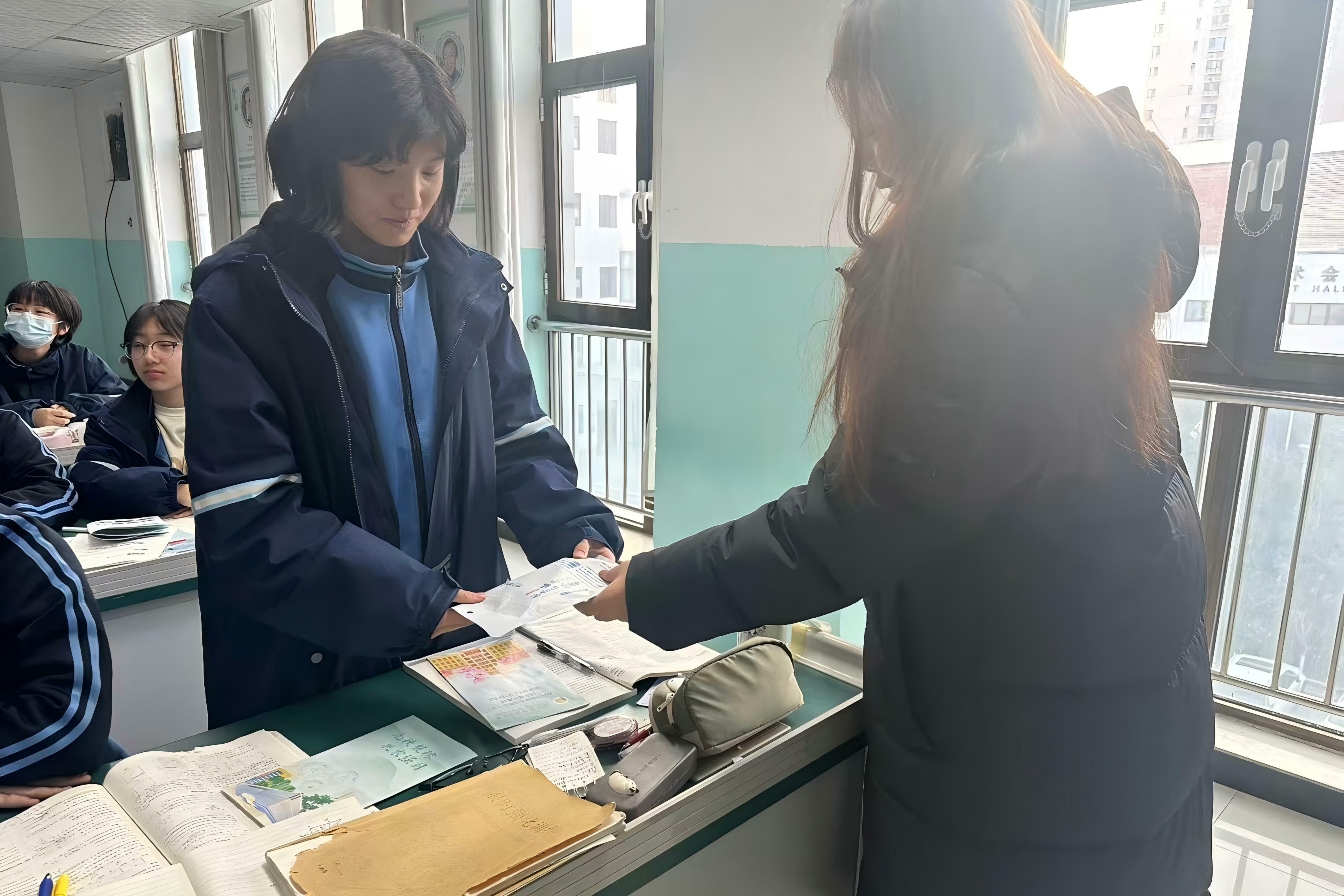 河北省 河北定州中学（3）发放小礼品_毒霸看图.jpg