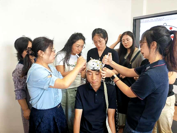 外语教育学科研团队开展脑电设备操作培训
