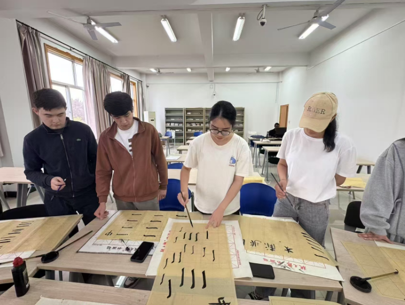 翰墨剪纸传雅韵 汉教学子展风采——汉教专业学子开展中华文化教学体验活动系列一