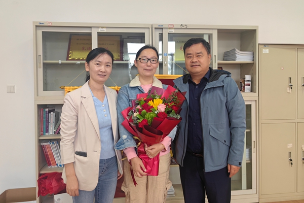 学院领导走访慰问教师代表