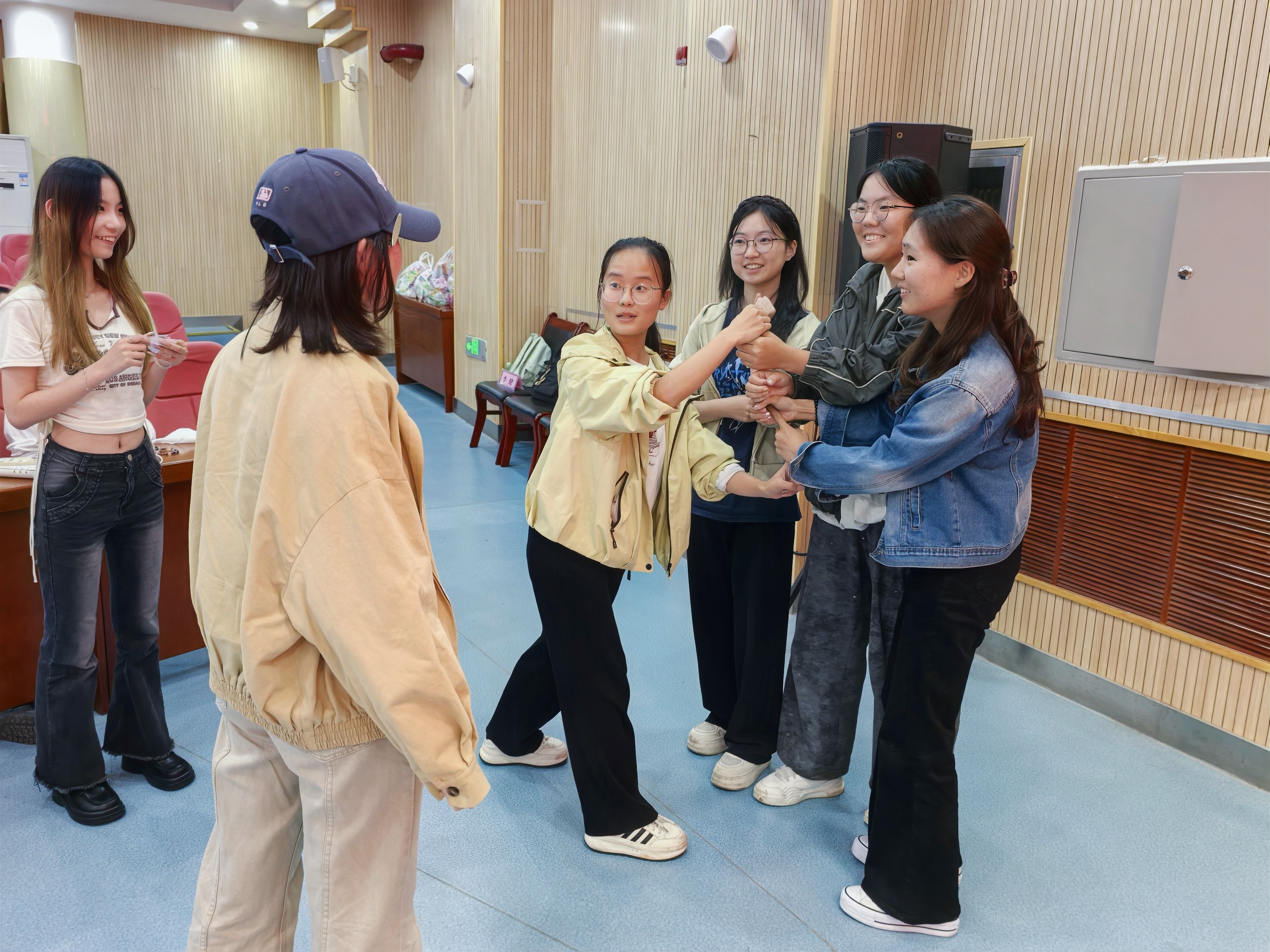 同学们正在进行破冰小游戏.jpg