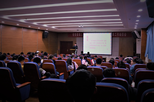 辅导员张琦带领学习五四精神_副本.jpg