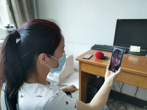 系党委副书记与湖北返校学生马凤岐视频连线_副本.jpg