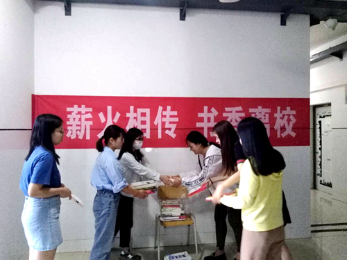 毕业生积极捐赠图书资料_副本.jpg