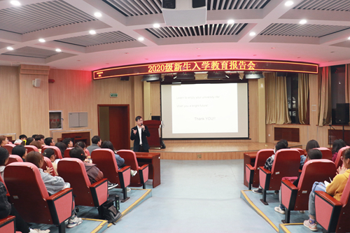 dd5797c5d3b9476ab4ed668a572647c6.jpg 张老师与同学们互动_副本.jpg