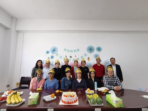3f786339440d4a51b2300fd68b6c5f2a.jpg 教职工生日集体合照_副本.jpg