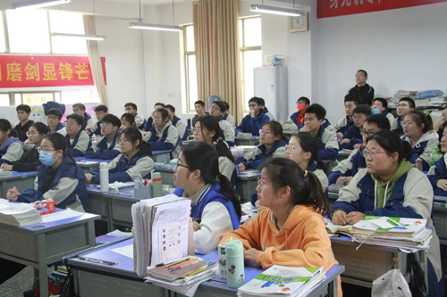 学子认真聆听宣讲_副本.jpg