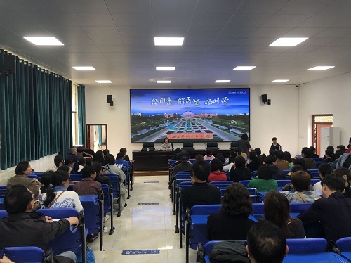 讲座现场.jpg