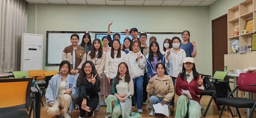 活动结束后同学与老师合影留念.jpg