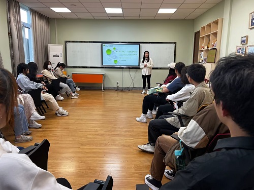 同学们认真听讲.jpg